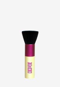 Makeupborste med ett brett svart borsthuvud, en metallisk rosa ferrule och ett matt gult handtag med "COCO & EVE" i lila text.