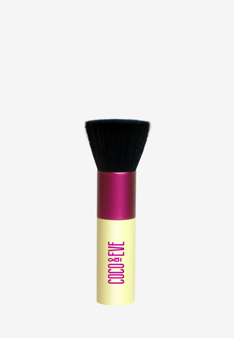 Makeupborste med ett brett svart borsthuvud, en metallisk rosa ferrule och ett matt gult handtag med "COCO & EVE" i lila text.