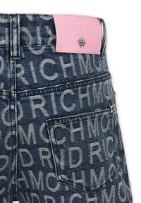Jeans di denim con una lavatura blu scuro, caratterizzati da un motivo a logo in rilievo su tutto il capo in filo chiaro e una toppa in pelle rosa sulla vita.