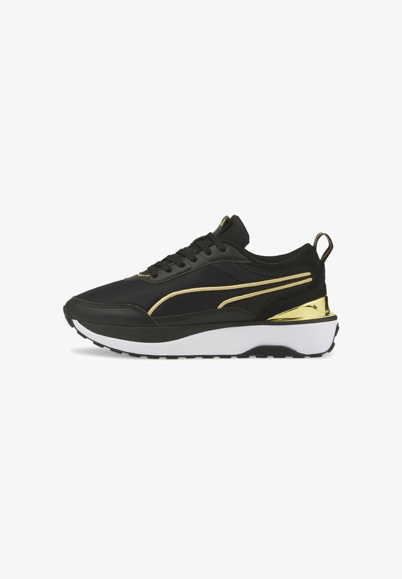 Černá sportovní bota se zlatými akcenty, s síťovaným svrškem, polstrovaným límcem, silnou bílou mezipodešví a texturovanou černou gumovou podrážkou.