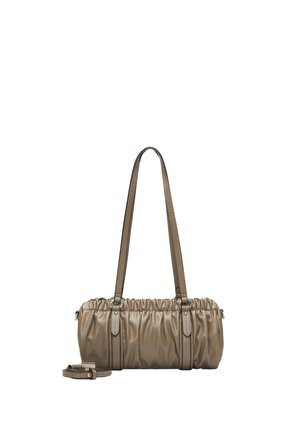 Kleine zylindrische beige Schultertasche mit Raffung, zwei Tragegurten und einem zusätzlichen abnehmbaren verstellbaren Riemen vor weißem Hintergrund.