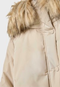 Giacca imbottita beige con colletto in pelliccia sintetica, caratterizzata da una texture liscia e una chiusura con bottoni a pressione sul davanti.