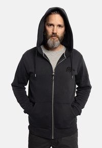 Donkergrijze hoodie met ritssluiting aan de voorkant, grote capuchon, kangoeroezakken en een berenlogo op de borst in een gemêleerde stof.