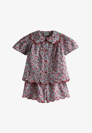 Costum pentru copii în două piese, cu imprimeu floral în nuanțe de roșu, roz și verde, margini cu bordură ondulată și tiv roșu la guler, mâneci și pantaloni scurți.