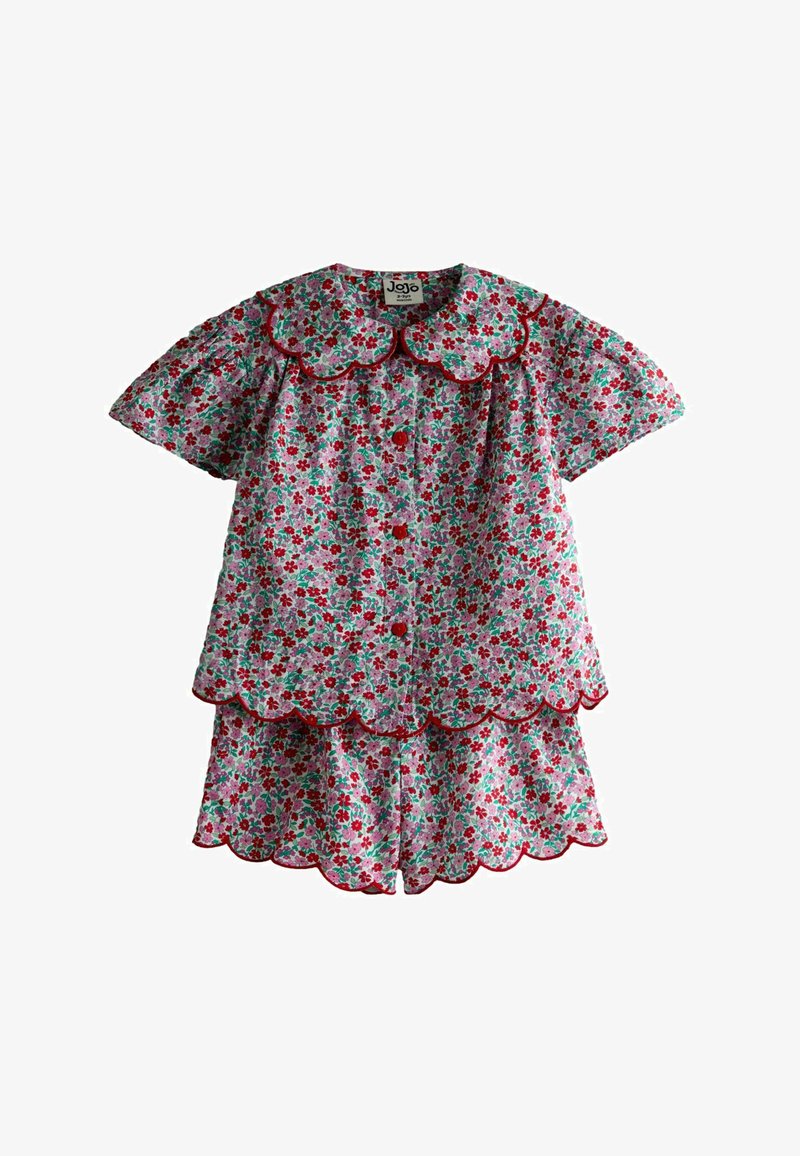 Dziecięcy dwuczęściowy kwiatowy strój z czerwonymi, różowymi i zielonymi kwiatami, falistymi krawędziami oraz czerwonym wykończeniem na kołnierzyku, rękawach i szortach.