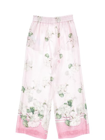 Ροζ σατέν παντελόνι φαρδιάς γραμμής με λευκά λουλούδια και πράσινα φύλλα, με ελαστική μέση και ροζ ρίγες με πουά λεπτομέρειες στο τελείωμα.