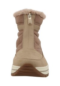 Tan enkellaarsjes met een nepbontmanchet, ritssluiting, gevoerde zijkanten en rubberen zool met een structuurpatroon voor grip. Zacht suède en stofmix.