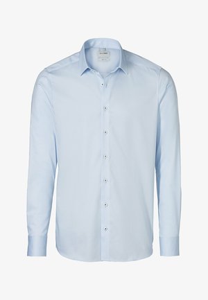 Chemise à manches longues bleu clair en tissu lisse, avec un boutonnage sur le devant, un col standard et un ourlet arrondi.