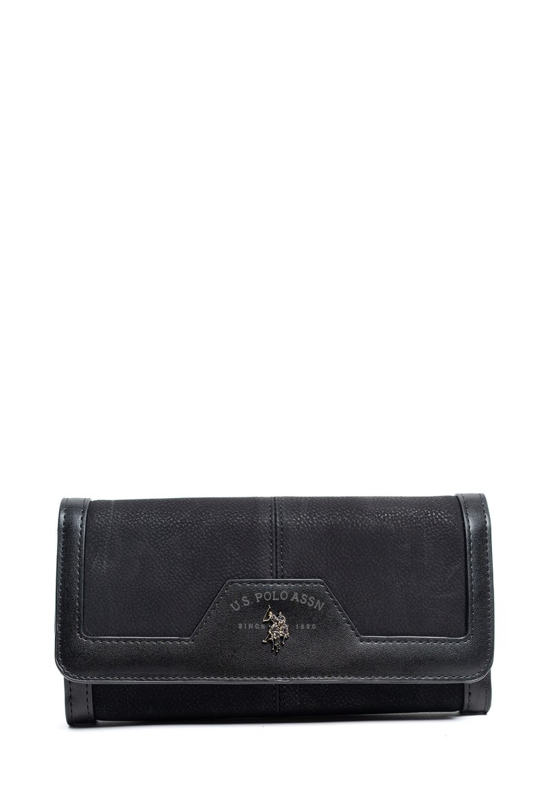 Černá kožená peněženka s texturovaným povrchem, obdélníkového tvaru, s logem a dekorativním švem na přední straně.