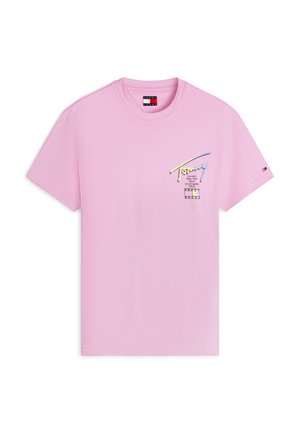 T-shirt rosa chiaro a maniche corte con la scritta colorata "Tommy" e un elenco di città stampati sul petto a sinistra, piccolo logo sulla manica destra.