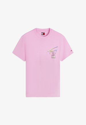 Jasnoróżowy T-shirt z krótkim rękawem, z kolorowym napisem "Tommy" i listą miast nadrukowaną na lewej piersi, małe logo na prawym rękawie.