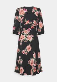 Vestido floral com fundo preto, apresentando grandes rosas cor-de-rosa e folhagem, mangas meia, um cinto na cintura e um hem ruffled.