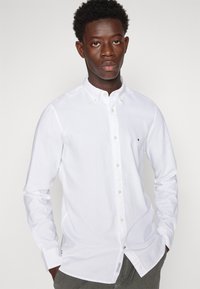 Tommy Hilfiger FLEX DOBBY - Srajca - optic white