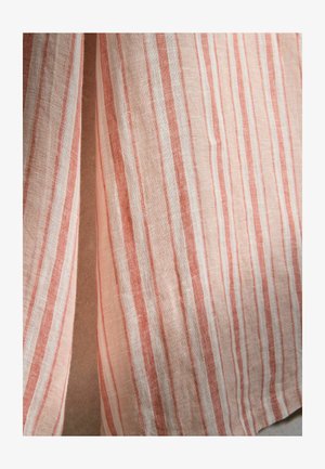 Kerge kangas vertikaalsete triipudega roosa, beeži ja valge toonides, rippumas vabalt nähtava vahega.