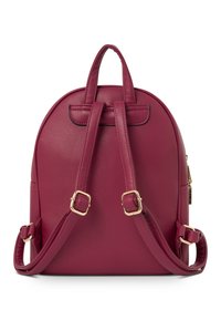 Zaino finto cuoio color marrone, forma arrotondata, doppie spalline con dettagli dorati, manico superiore, senza tasche esterne, texture liscia.