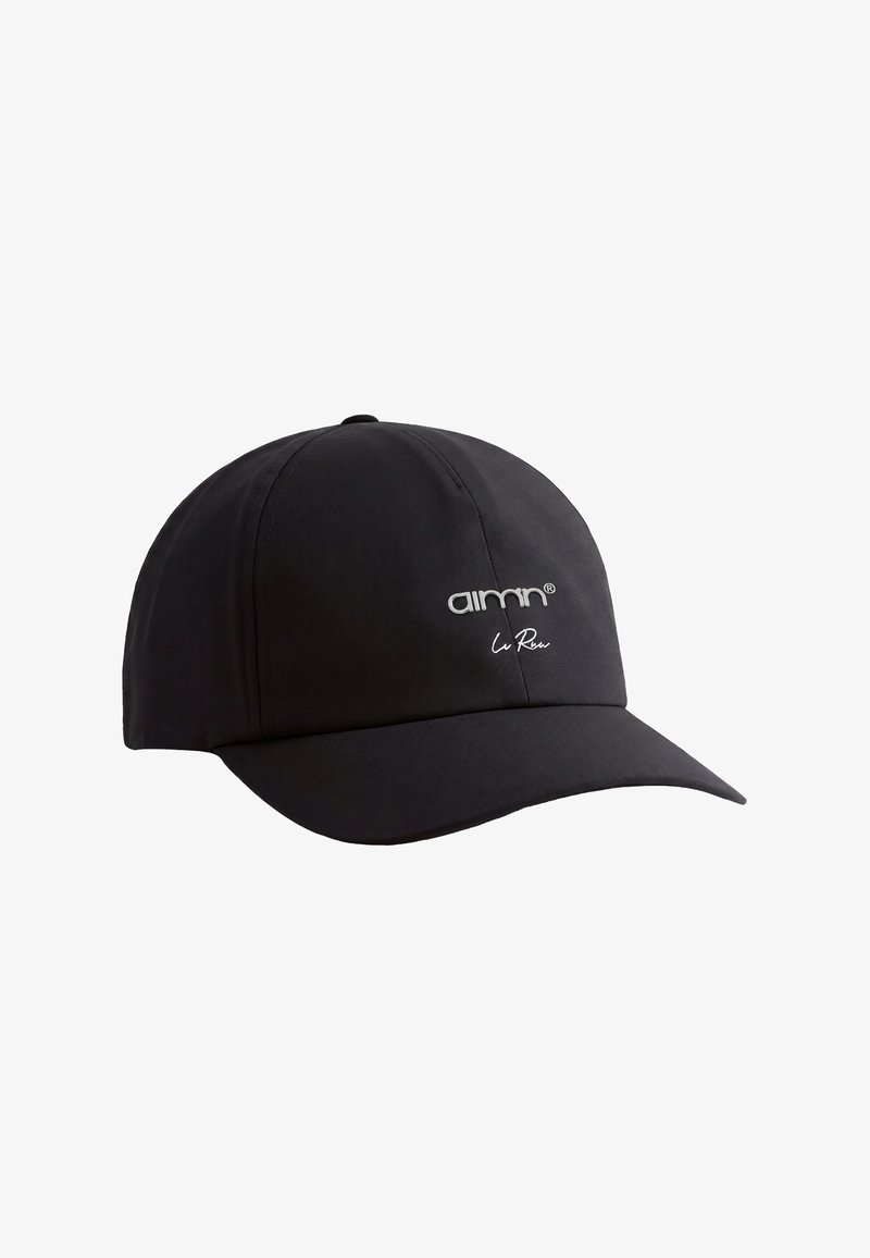 Casquette de baseball noire à visière incurvée, avec les textes brodés blancs "aimn" et "La Rea" sur le panneau avant.
