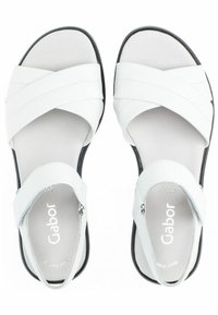 Sandalias blancas con tiras sintéticas entrelazadas, plantilla acolchada y suela negra. Marcadas con el nombre de la marca "Gabor."