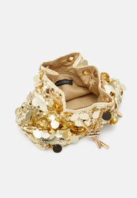 Złota torebka z cekinów o miękkiej tkaninie, z zaciąganym zapięciem i kieszenią wewnętrzną. Posiada metkę z logo oraz metalowe akcenty.