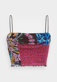 Färgglad kort topp med spagettiband, med en lapptäckedesign av blommor, djurmönster och livliga färger, inklusive rosa och blå.