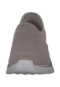 Skechers Slipper-Schuh in hellem Taupe mit einem strukturierten Strickobermaterial, elastischem Einstieg und einer strapazierfähigen weißen Gummisohle.