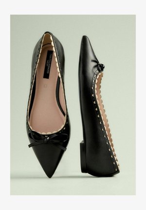 Melnas ādas baleta kurpes ar norādītām pirkstu daļām, viļņotām malām, mazu loku priekšā un zemu papēdi. Gluda tekstūra un smalka apdare.