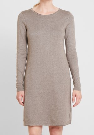 Langærmet, ribstrikket kjole i lysebrun farve, med rund halsudskæring og ærmer med manchet, i en lige, afslappet pasform.