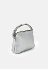 Stříbrná kabelka s texturovaným kovovým povrchem, s řetízkovým držadlem a zipovým uzávěrem. Obdélníkový tvar s zaoblenými hranami.