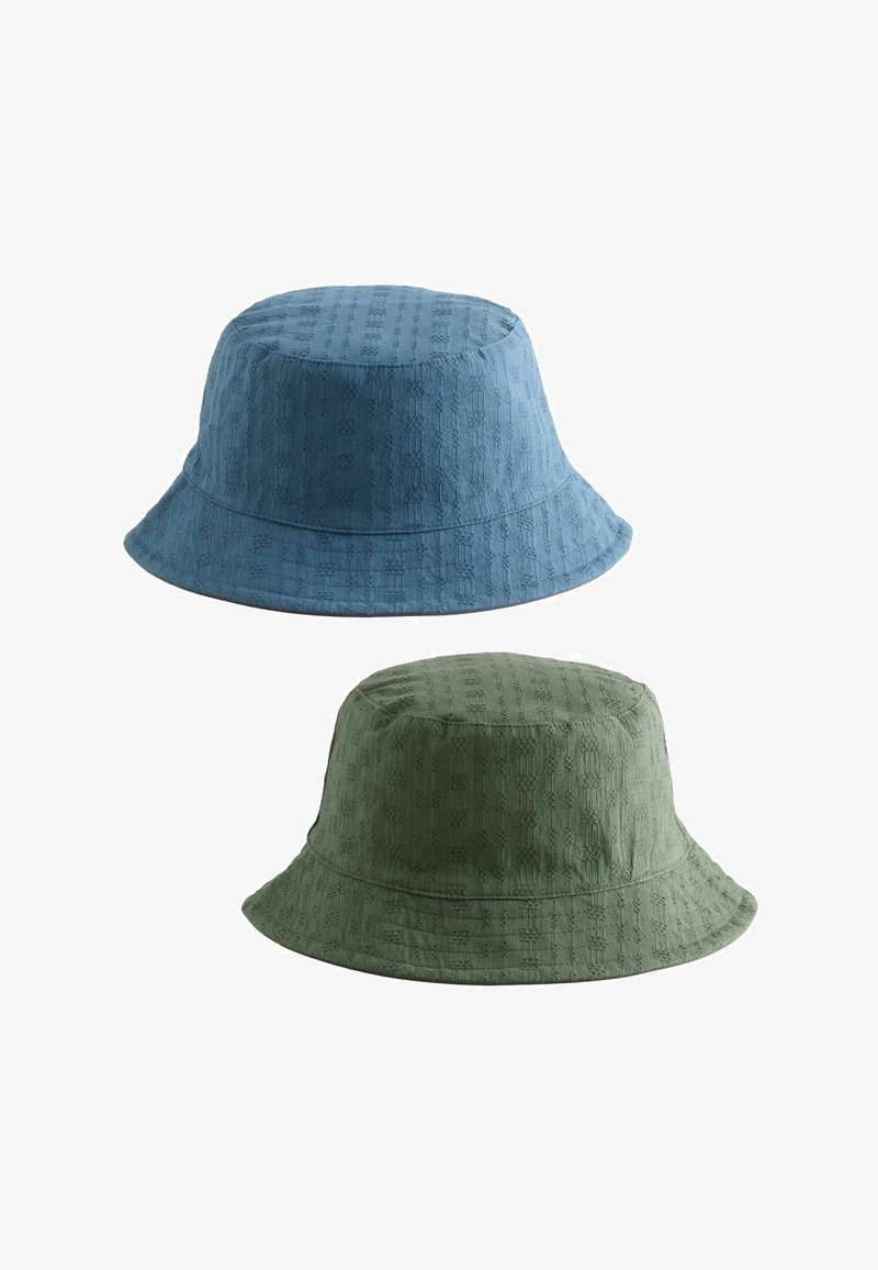 Deux chapeaux bob texturés, un bleu et un vert olive, présentés sur un fond blanc.