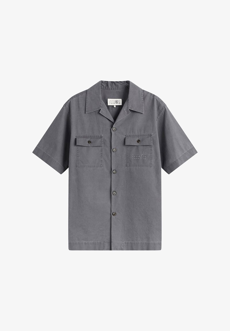 Camicia grigia a maniche corte con bottoni, due tasche frontali con bottone e colletto, mostrata su uno sfondo bianco.