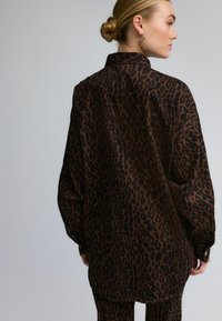 Next LOOSE FIT DENIM - Nööpidega pluus - leopard print