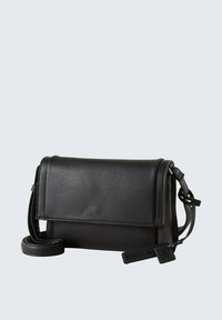 Borsa a tracolla in pelle nera con finitura testurizzata, chiusura a pattina, tracolla regolabile e un'etichetta di branding discreta. Design rettangolare compatto.