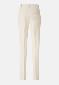 Pantaloni sartoriali color crema con una texture liscia, gambe dritte, passanti per cintura e una singola tasca posteriore. Design pulito e sofisticato.