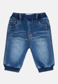 Pantalones de mezclilla azul para toddler con cintura elástica, cordón, bolsillos frontales y traseros, y puños acanalados sobre un fondo blanco.