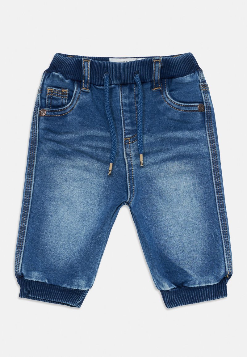 Mėlynos džinsinės kelnes mažyliams su elastinga juosmens juosta, raišteliu, priekinėmis ir galinėmis kišenėmis, bei raukiniais ant kelnių apačių ant baltos fono.