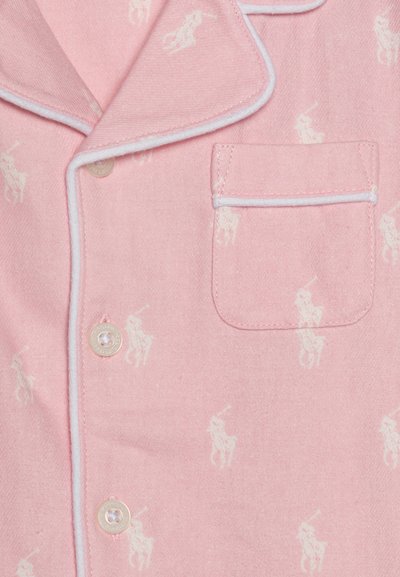 Camisón rosa con patrón de logotipos de caballos blancos, con cuello muesca, cierre de botones y un bolsillo con ribete en contraste.