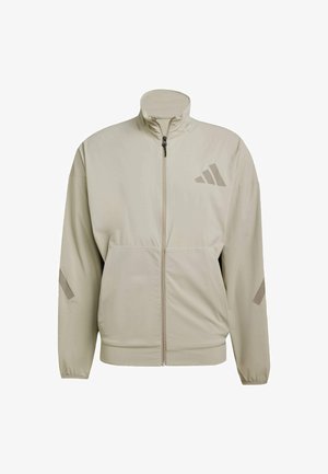 Svijetlosmeđa jakna od lagane tkanine, s visokim ovratnikom, punim patentnim zatvaračem, prednjim džepovima i suptilnim detaljem s tri pruge.