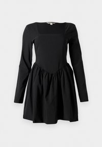 Vestido negro de manga larga con escote cuadrado, corsé ajustado y falda fruncida. Está hecho de una tela suave con una textura lisa.