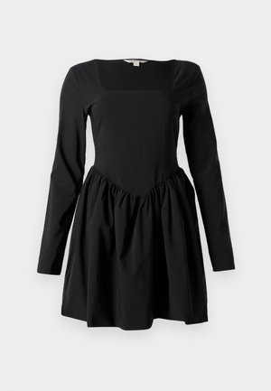 Juoda ilga suknele su keturkampiu iškirpimu, prigludusia liemenėle ir rauktu sijonu. Pagaminta iš švelnios medžiagos su lygiu paviršiumi.