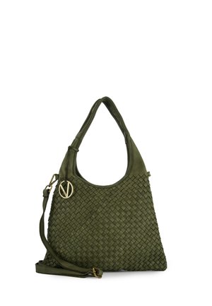 Torba na ramię z ciemnozielonej plecionej skóry z krótkimi uchwytami, regulowanym paskiem na ramię oraz złotym, okrągłym logo zawieszką po boku.