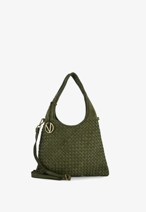 Tmavě zelená kabelka z tkané kůže s krátkými držadly, nastavitelným ramenním popruhem a zlatým kulatým přívěskem s logem na boku.