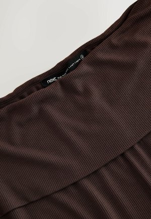 Leggings marron taille haute de longueur complète en tissu côtelé, avec une ceinture lisse et sans métal visible ni motifs.