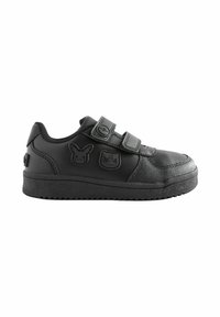 Baskets noires en cuir avec deux bandes Velcro, arborant des motifs en relief de Pikachu et Bulbizarre sur le côté, semelle en caoutchouc texturée.