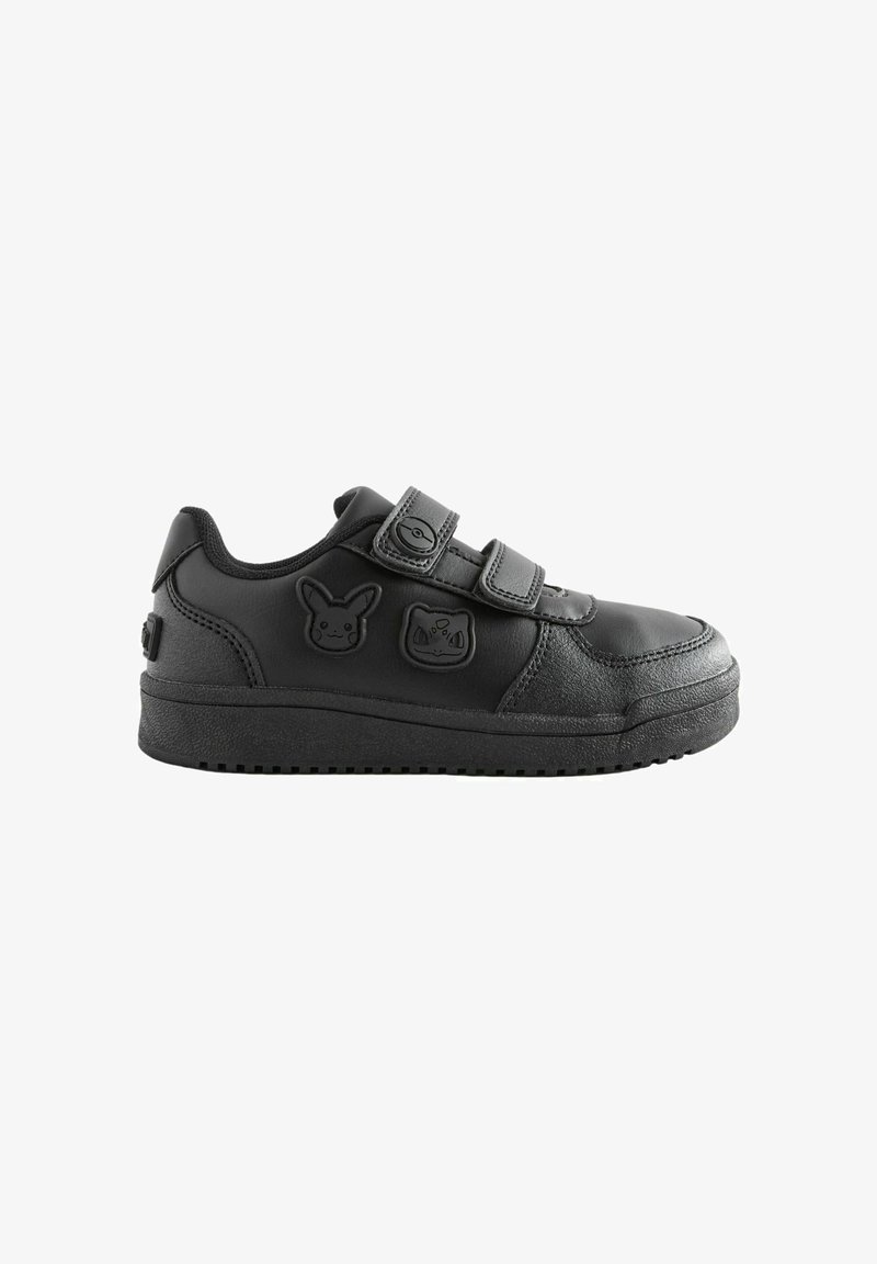 Sort børnesneaker med to velcrobånd og prægede tegneserieansigter på siden, vist i venstre profil.
