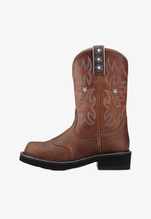 Botte de cowboy en cuir marron avec semelle noire, surpiqûres décoratives en forme de flammes et accents d'étoiles bleues sur la tige et la bande de traction.