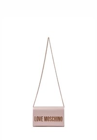 Clutch bag rosa in ecopelle con lettering oro "LOVE MOSCHINO", design slim, tracolla a catena e texture liscia.