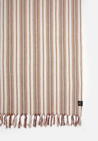 Sciarpa in cotone a righe con tonalità alternanti di beige chiaro, grigio e colori pastello, con estremità frangiate e un piccolo tag del marchio.