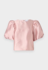 Rosa satengbluse med puffede korte ermer og rund halslinje. Har en glatt tekstur og en nøkkelhulls-lukking bak.