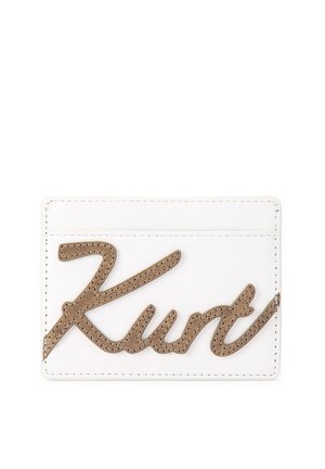 Porte-cartes blanc avec un logo marron cousu en lettres cursives formant le mot "Kurt" sur le devant.
