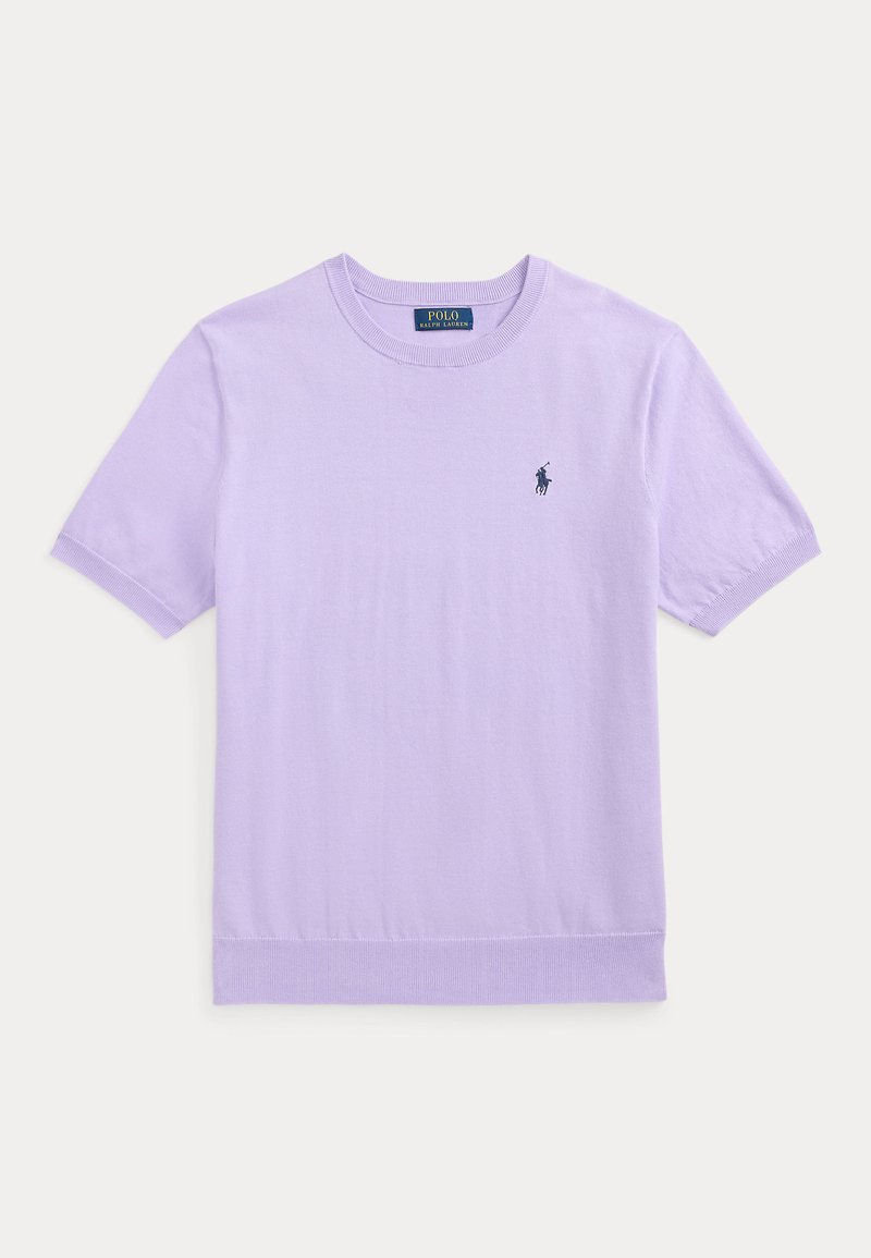 T-shirt lilas à manches courtes et col rond avec poignets et ourlet côtelés, avec un petit logo Polo Ralph Lauren brodé en foncé sur la poitrine gauche.