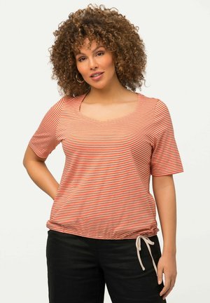 Camiseta de manga corta a rayas rojas y blancas con escote en forma de barco, dobladillo fruncido y detalles de cordón. Tela suave, corte relajado.